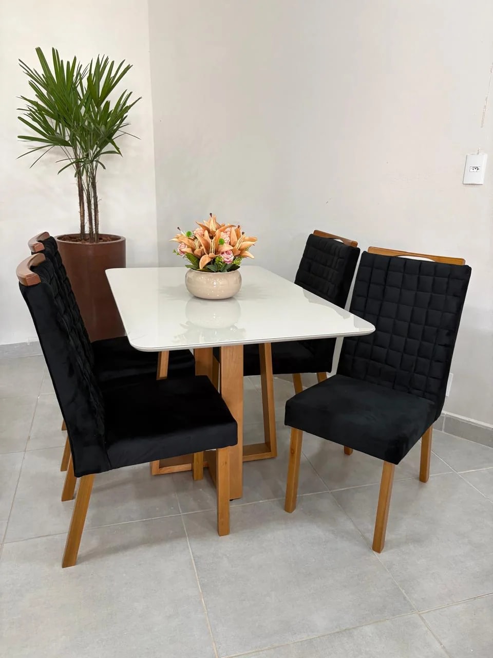 CONJUNTO MESA EMILY BASE EM MADEIRA C/ 4 CADEIRAS CALIFÓRNIA